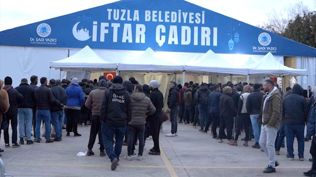 Tuzla Belediyesi'nin Kırıkhan ve Tuzla'daki çadırlarında birinci iftar yapıldı