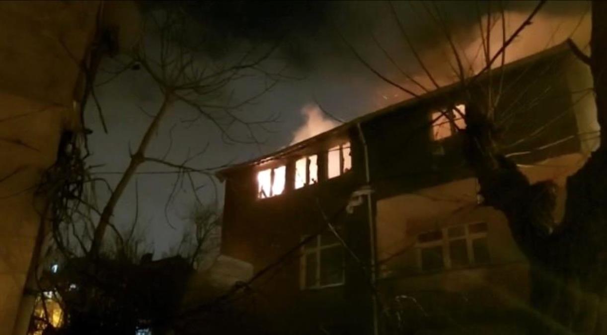 Ümraniye'de 3 katlı binanın çatı katı alev alev yandı