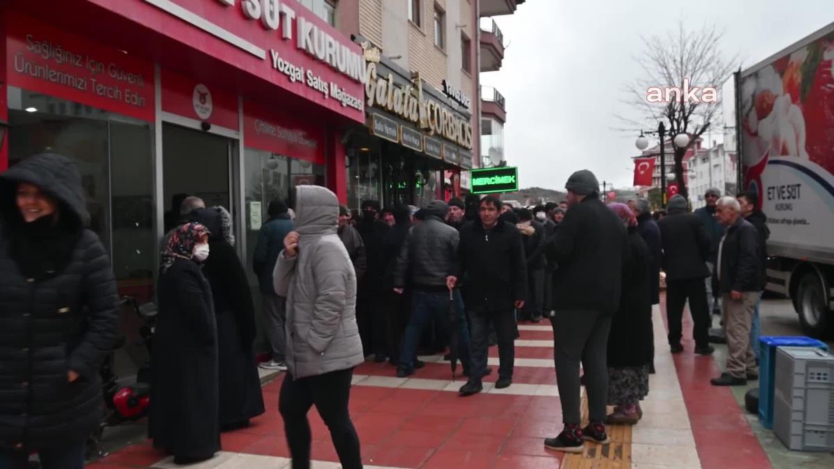 Yozgat'ta Et ve Süt Kurumu'nun Satış Mağazası Önündeki Ucuz Et Kuyruğu Ramazan Öncesinde Daha da Uzadı