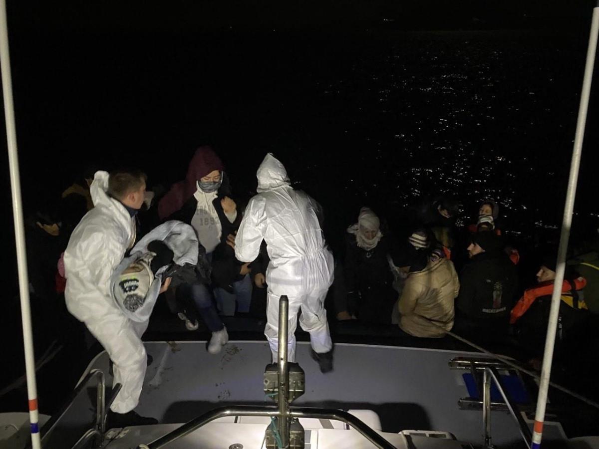Yunan ögeleri tarafından mevte terk edilen 43 kaçak göçmen kurtarıldı