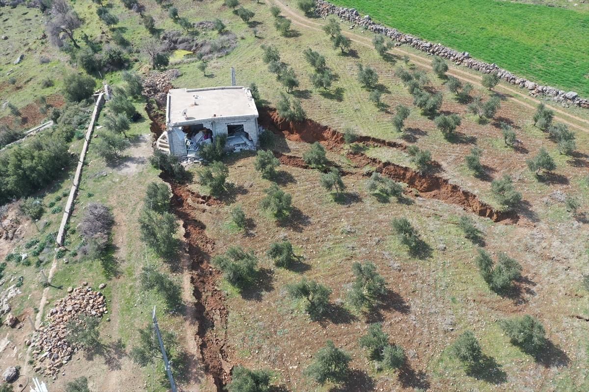 Zelzele bölgesindeki konut, toprakta oluşan yarığa gömüldü