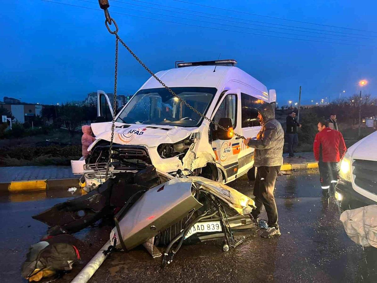 Zelzele bölgesine giden AFAD aracı kaza yaptı: 1 meyyit, 9 yaralı