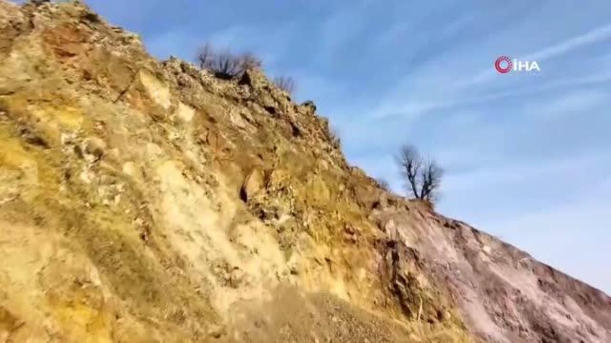 Zelzele sonrası dağdan kopan dev kaya kesimleri tehlike saçıyor