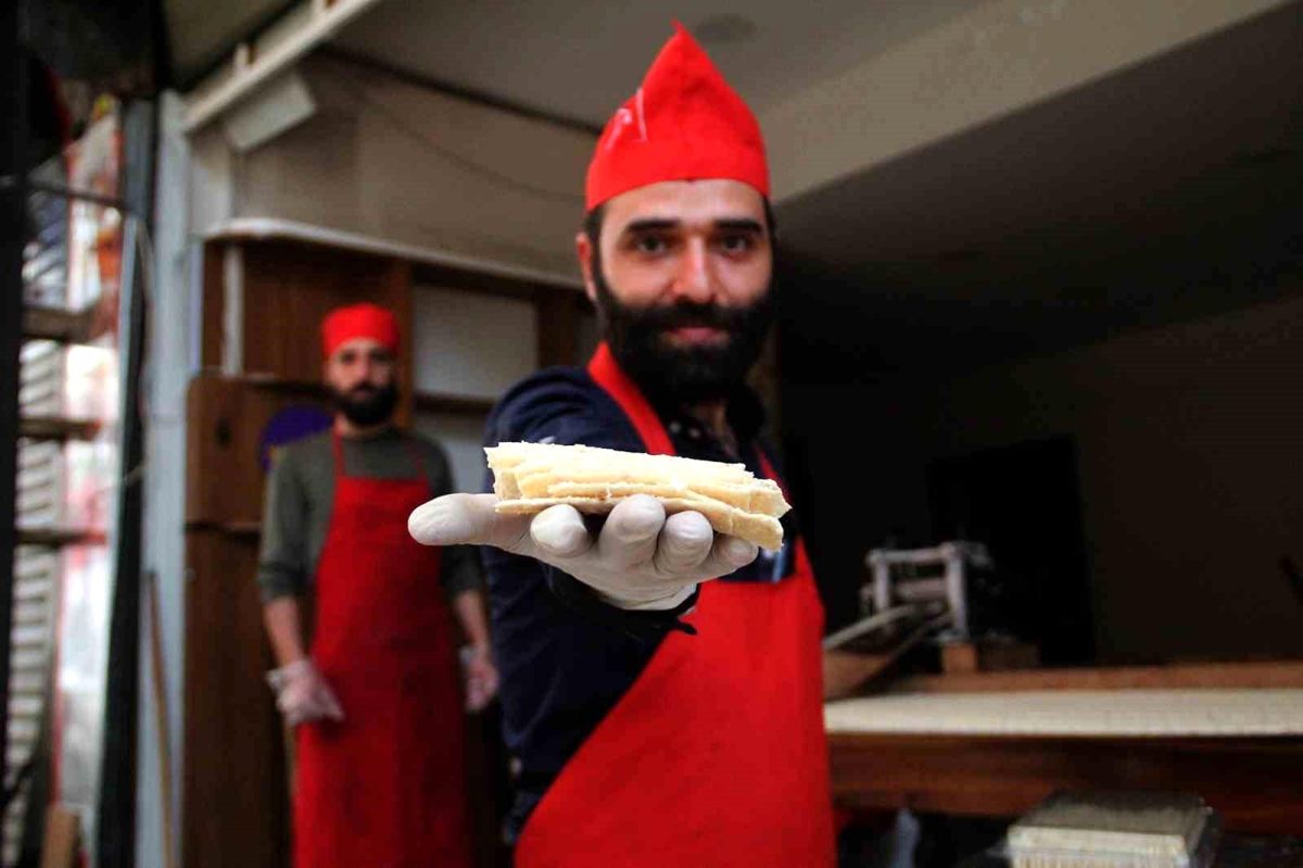 Zelzeleye karşın Hatay'ın ramazan sofralarına özel tatlısı 'küncülü helva' üretiyorlar