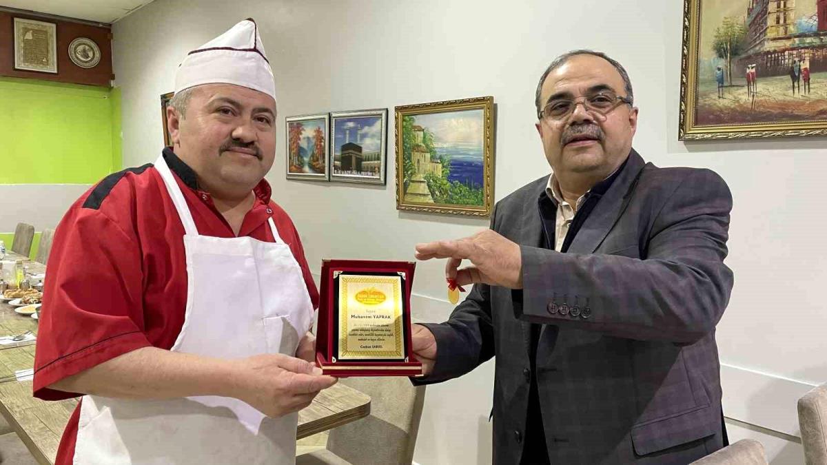 23 yıllık aşçısı EYT'den emekli olunca altın ve plaket verdi