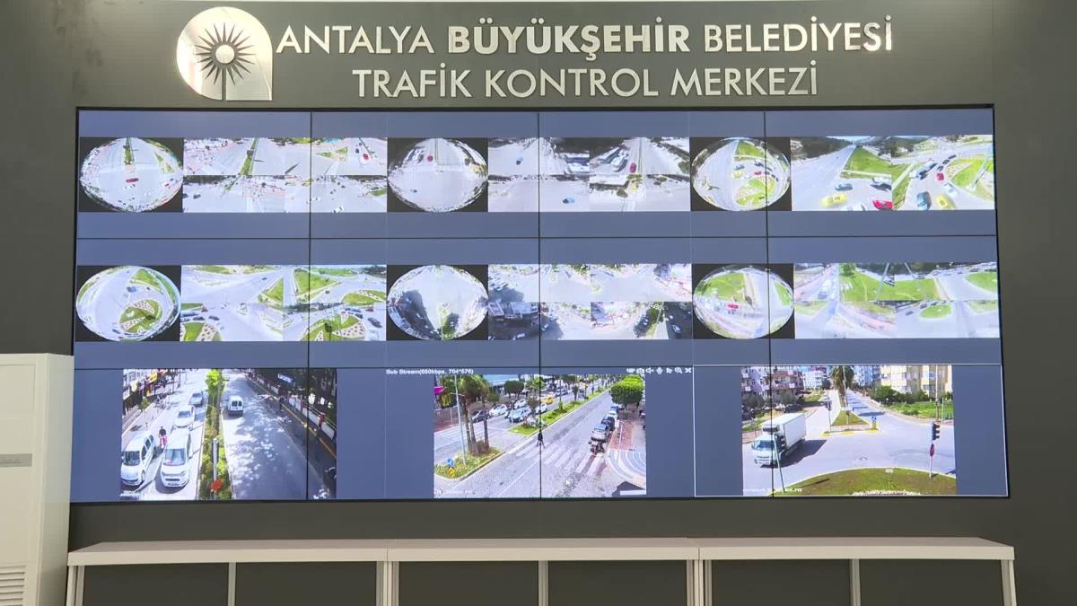 Antalya Büyükşehir Kavşakları Trafik Denetim Merkezi'nden İzleyecek