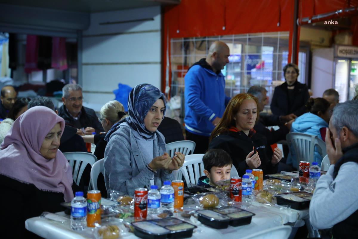 Antalya'da Depremzedeler İftar Yemeğinde Bir Ortaya Geldi