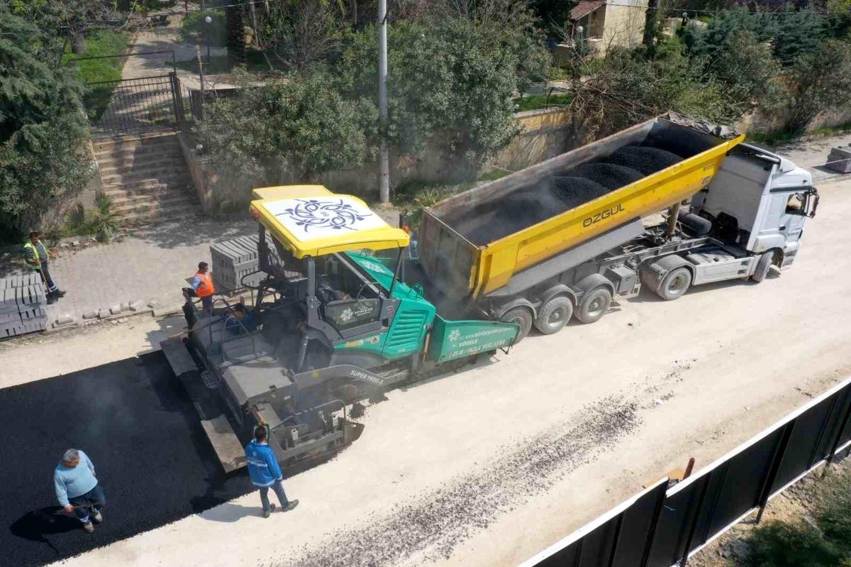 Aydın Büyükşehir Belediyesi Kuşadası'nda yol üretim çalışmalarına devam ediyor
