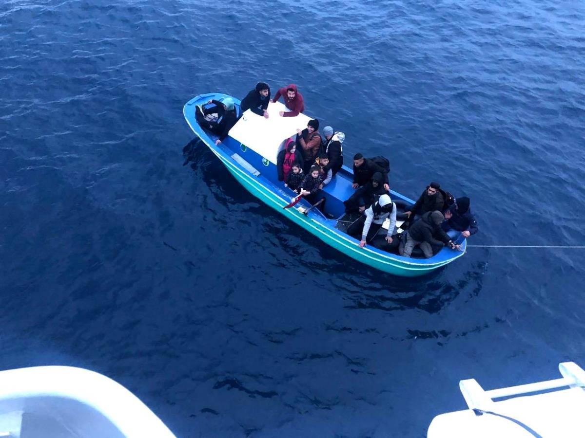 Ayvalık açıklarında 16 sistemsiz göçmen kurtarıldı