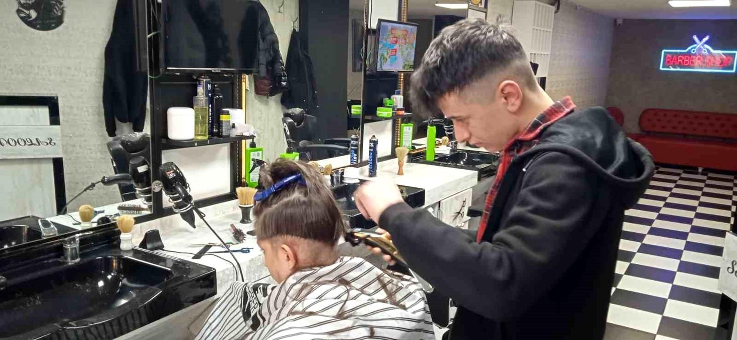 Berberlerden vatandaşlara 'saç tıraşını son güne bırakmayın' uyarısı