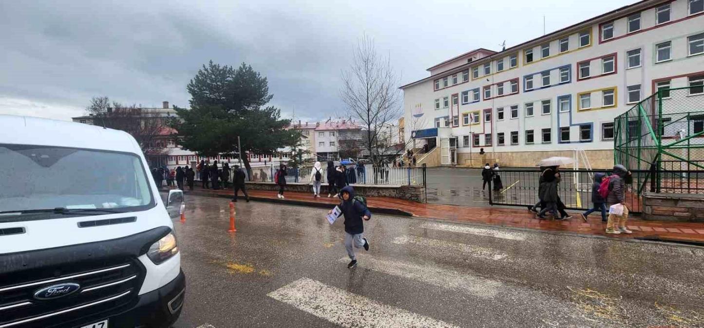Bingöl merkezli sarsıntı Elazığ'da da hissedildi, öğrenciler tahliye edildi