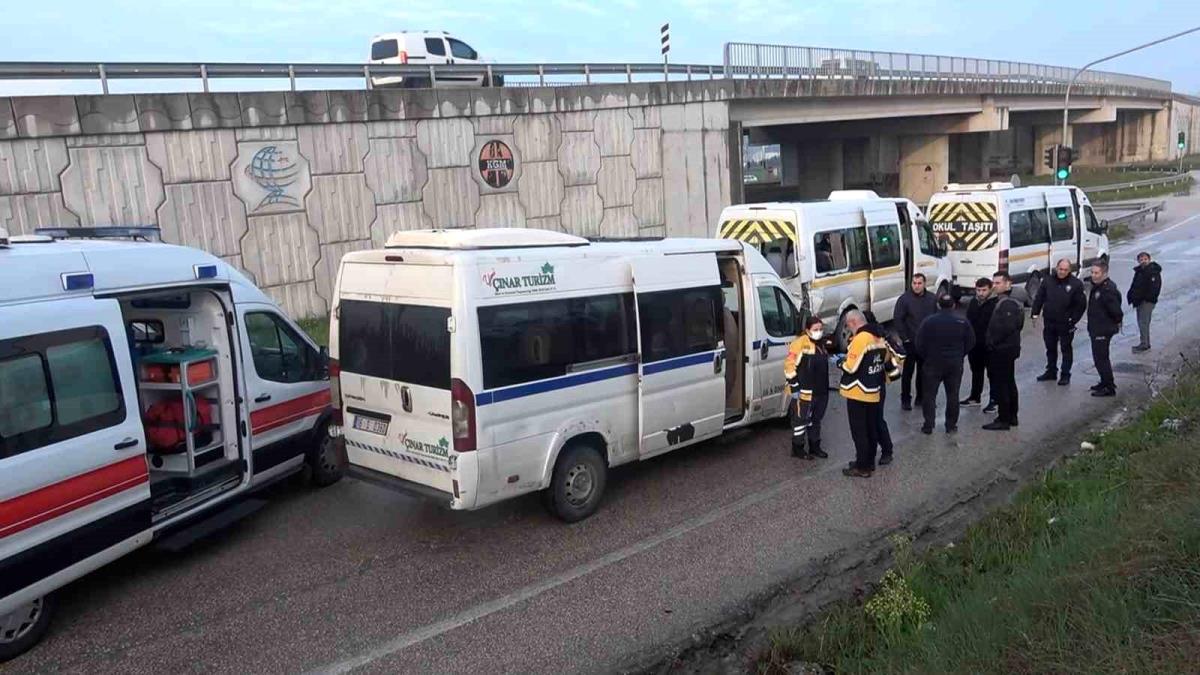 Bursa'da personelleri taşıyan 3 servis aracı çarpıştı : 15 kişi yaralandı
