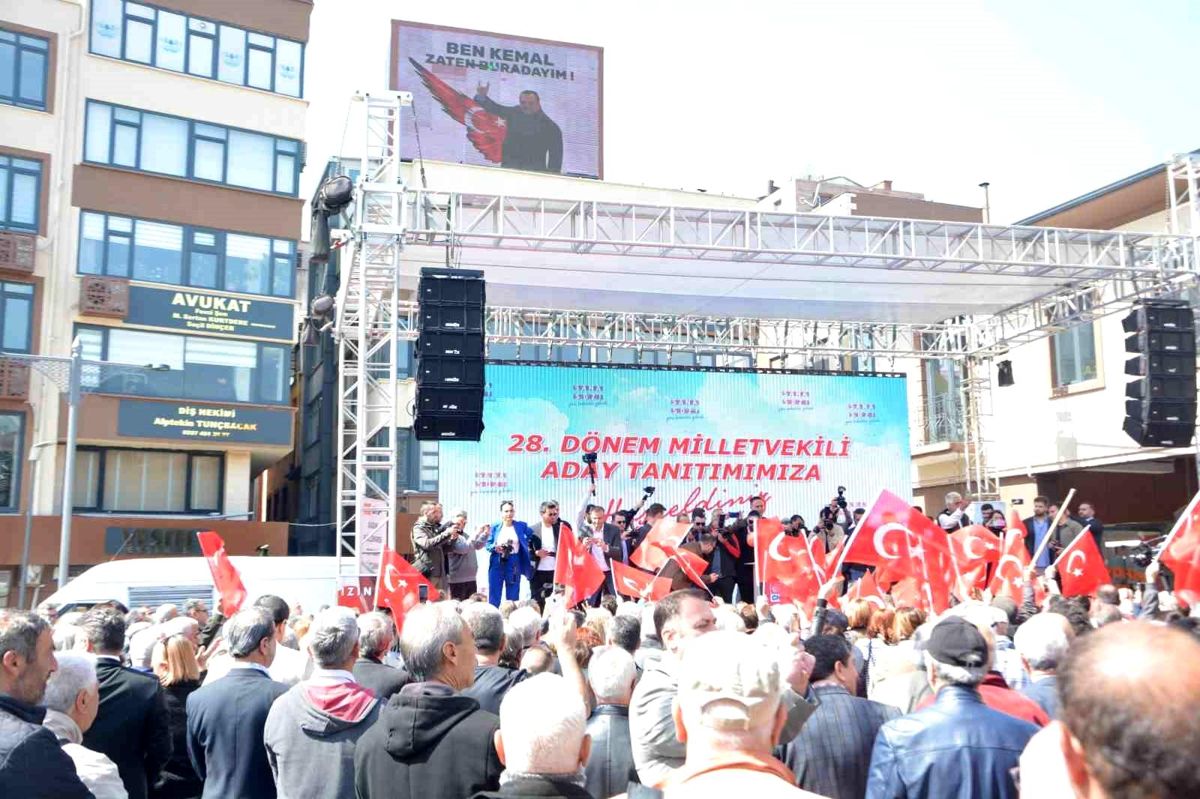 CHP aday tanıtım merasiminde değişik reklam: "Ben Kemal, esasen buradayım"