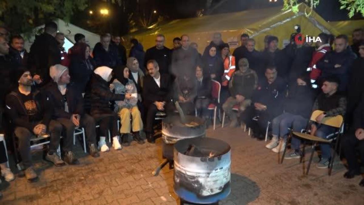 Depremzede öğrencilerden Bakan Özer'e türkülü karşılama