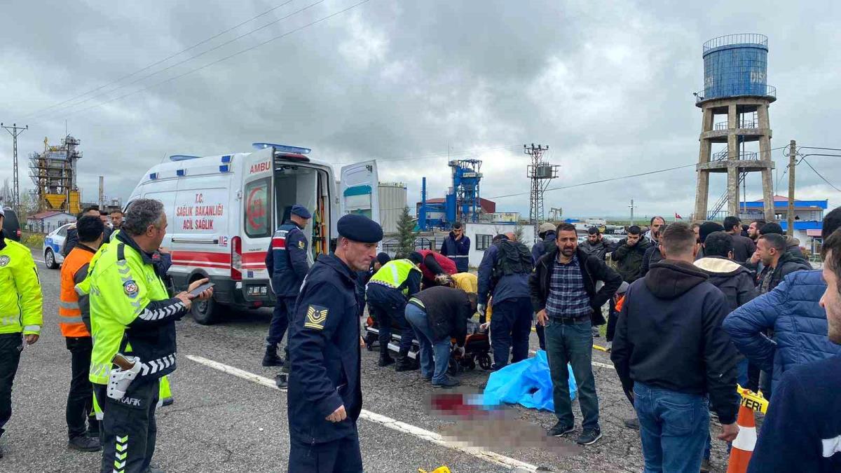 Diyarbakır'da ticari araç Karayolları çalışanlarına çarptı: 3 meyyit, 1 yaralı