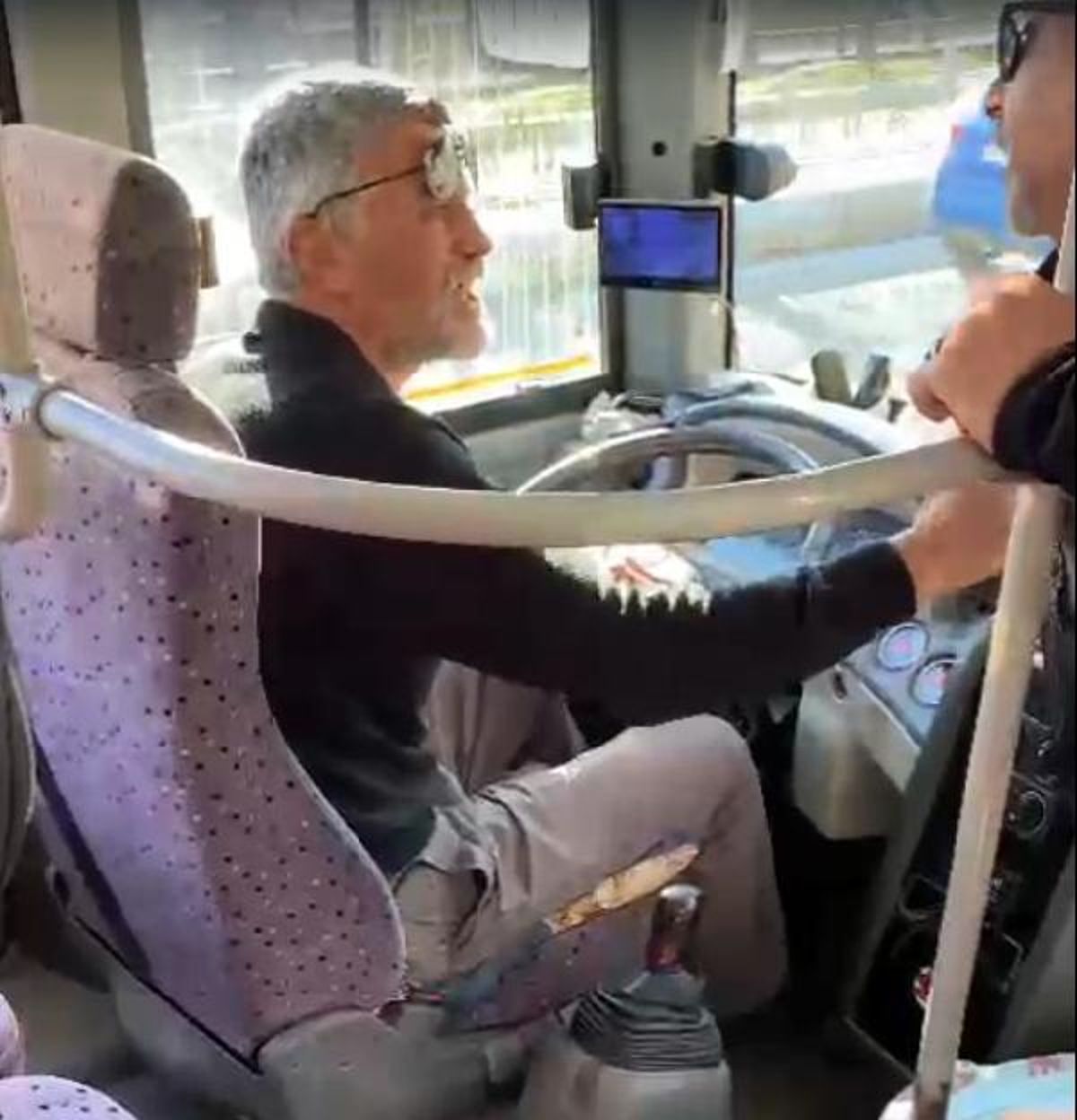 Edirne'de yolcularla tartışan midibüs sürücüsü kontak kapattı