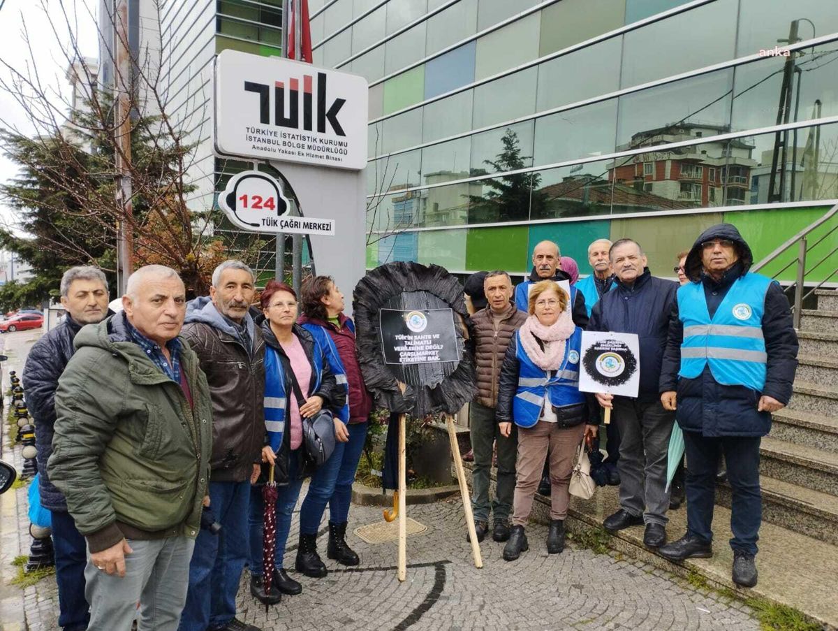 Emekliler İstanbul'da Tüik Önüne Siyah Çelenk Bıraktı: "İnsan Onuruna Yaraşır Hayat Hakkı Yoksa Oy Moy Yok"