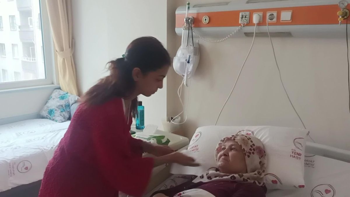 Engelli Annesiyle Hastanede Kalan Osmaniyeli Depremzede: "Taburcu Olduğumuzda Gidecek Bir Mesken Problemimiz Var"