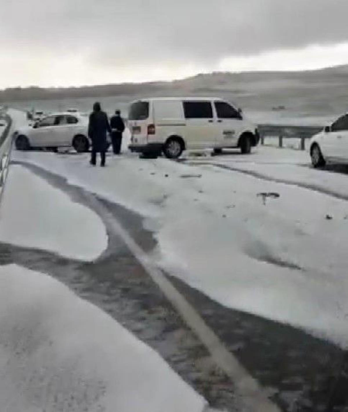 Gaziantep'te dolu yağışının beyaza bürüdüğü yolda zincirleme kaza