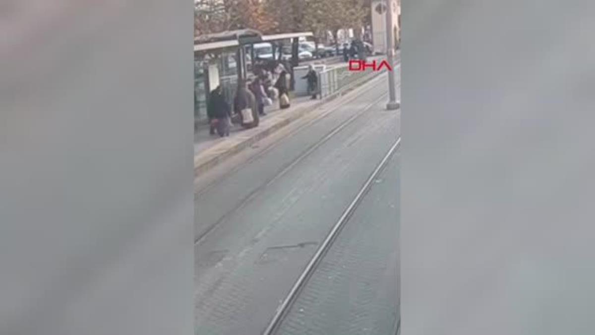 Güvenlik vazifelisi bayanı tramvayın altından kurtardı