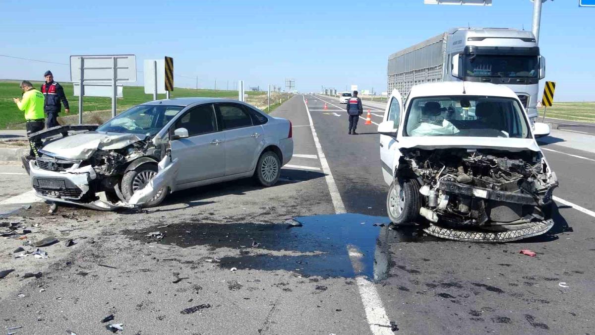 Hafif ticari araçla araba çarpıştı: 3 yaralı