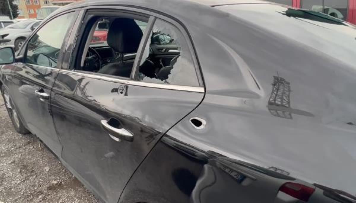 İstanbul'da arabada oturanlara silahlı hücum: 1 meyyit, 1 yaralı