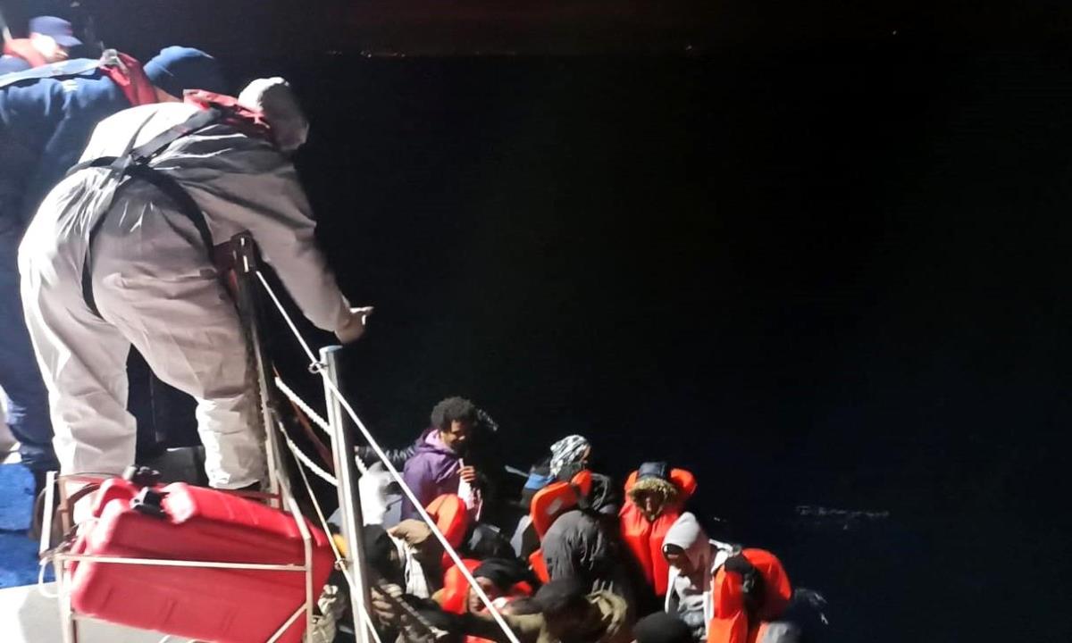 İzmir açıklarında 68 sistemsiz göçmen kurtarıldı, 45'i yakalandı