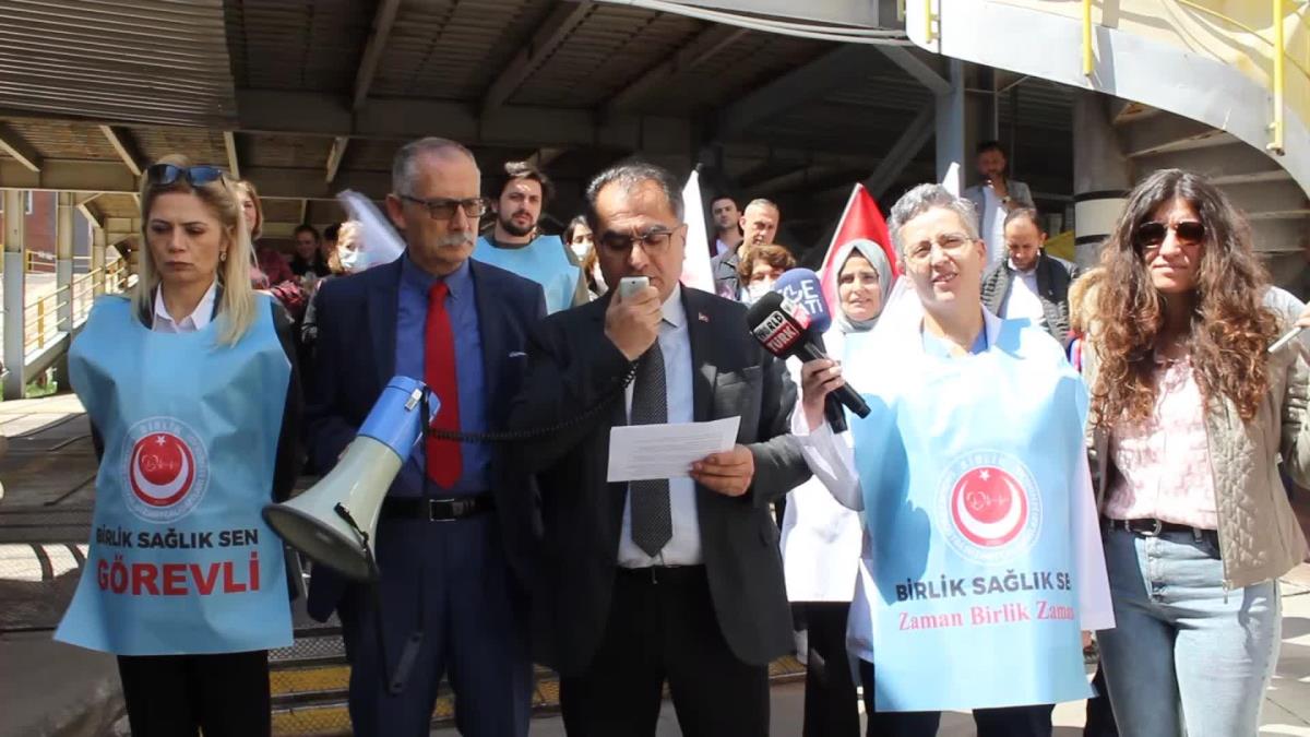 İzmir'de Sıhhat Çalışanlarından 'Otopark' Protestosu: "Devletin Memuru Otoparkı Kullanınca mı Aklınız Başınıza Geldi"