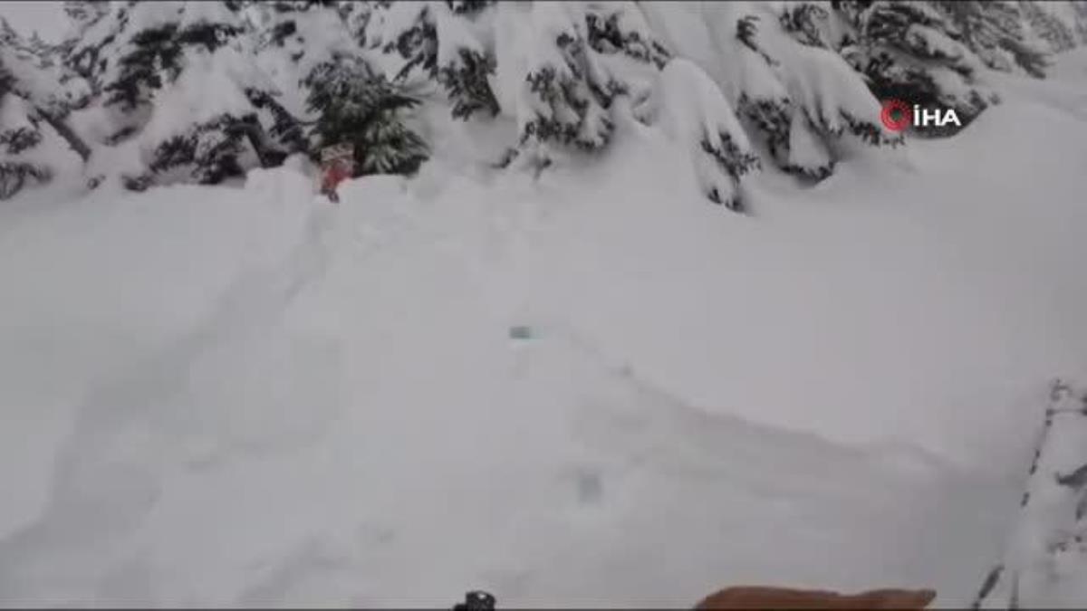 Kayak yaparken hayat kurtardıKar yığını altında kalan adamı elleriyle kazıyarak kurtardı