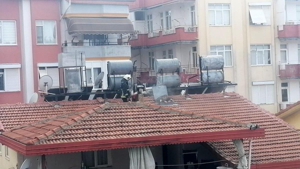 Manavgat'ta 3 katlı binanın çatısında çıkan baca yangını korkuttu