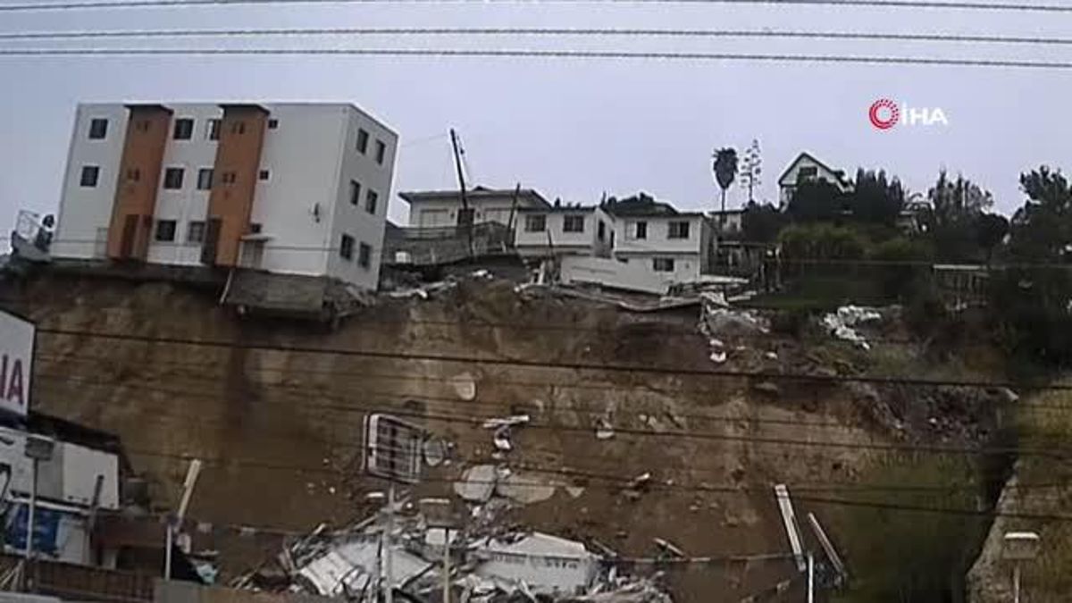Meksika'da 3 katlı bina devrildi