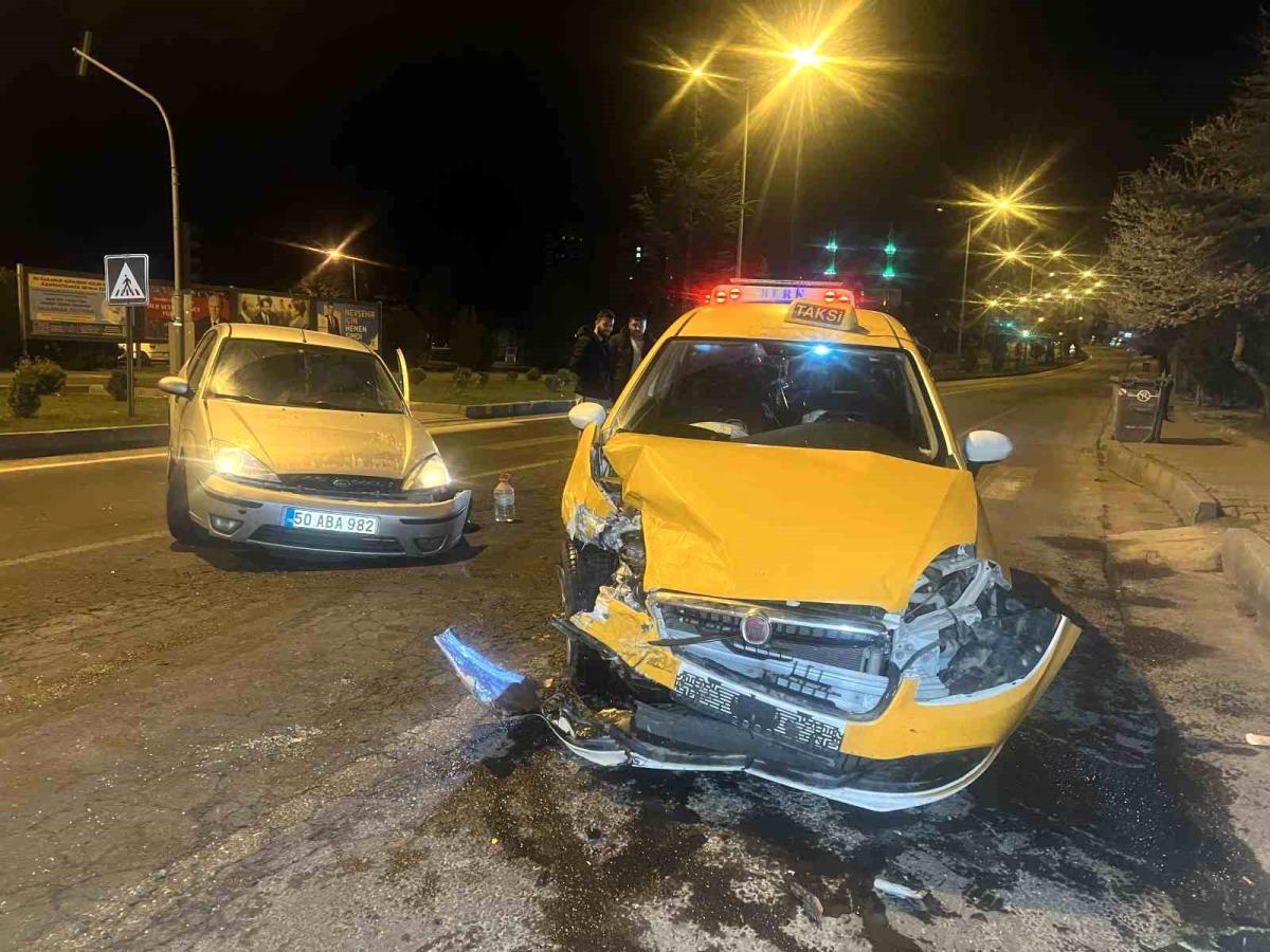 Nevşehir'de ticari taksi ile araba çarpıştı: 3 yaralı