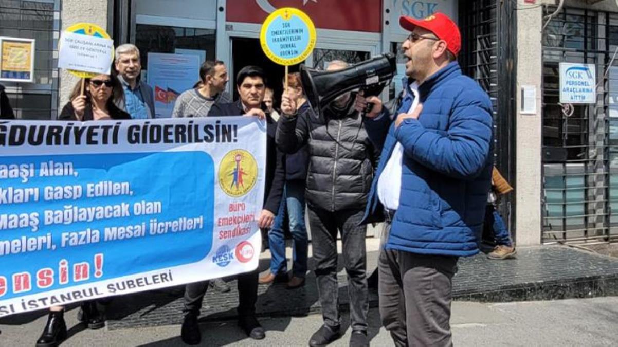 SGK işçileri, talepleri için Fatih Unkapanı SGK binası önünde protestoda bulundu