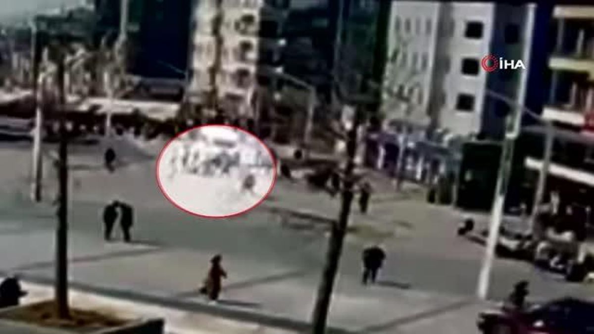 Taksim Meydanı'nda turist bayana kapkaç kamerada: Çay bardağı fırlatıp çelme taktılar