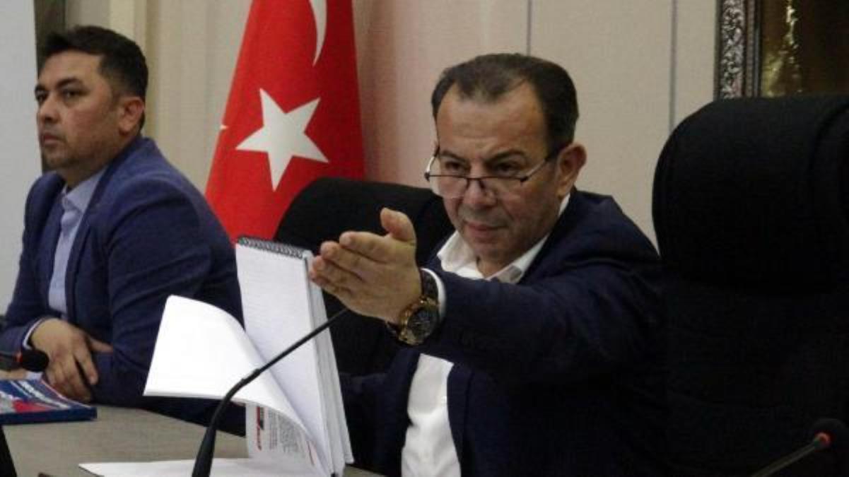 Tanju Özcan, evvelki toplantıda kendisine su şişesi fırlatan meclis üyesini dışarı çıkarttı