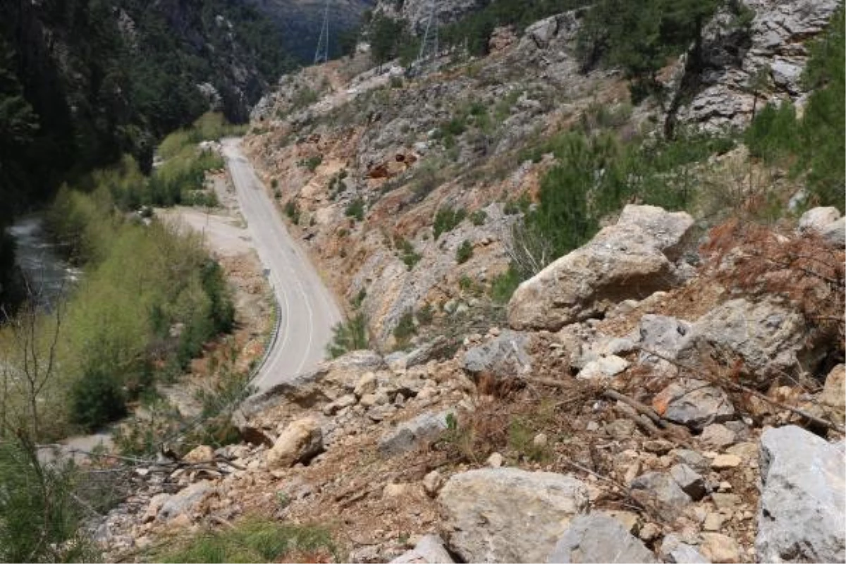 Adana'da 4 öğretmenin öldüğü bölgede yola yeniden kaya düştü