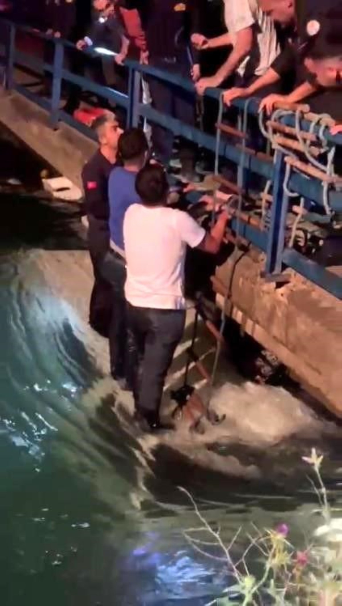 Adana'da minibüs sulama kanalına düştü, itfaiye 4 kişiyi boğulmaktan kurtardı