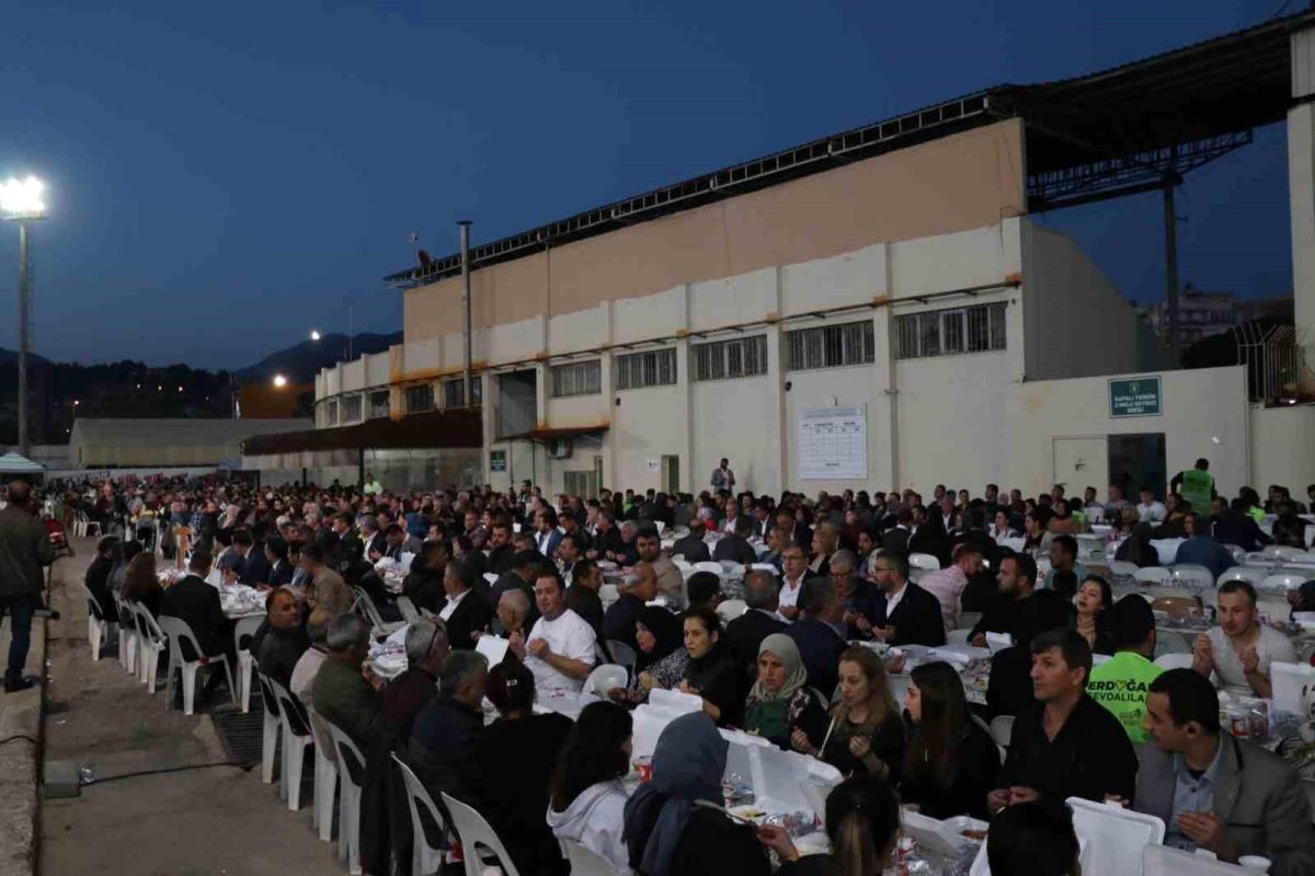 AK Parti Aydın'da 5 bin kişilik iftar yemeği düzenledi