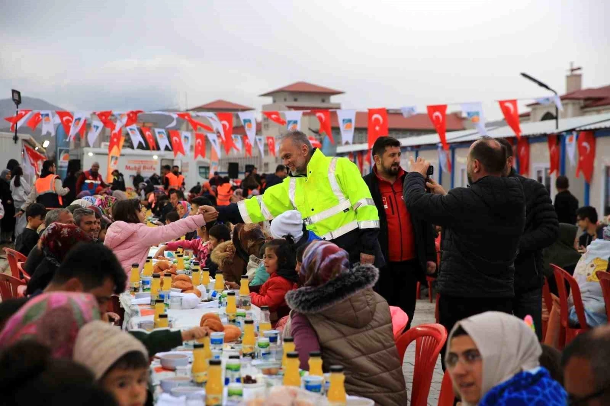 AK Parti Milletvekili Becerikli Ünal'dan konteyner kente bayram ziyareti