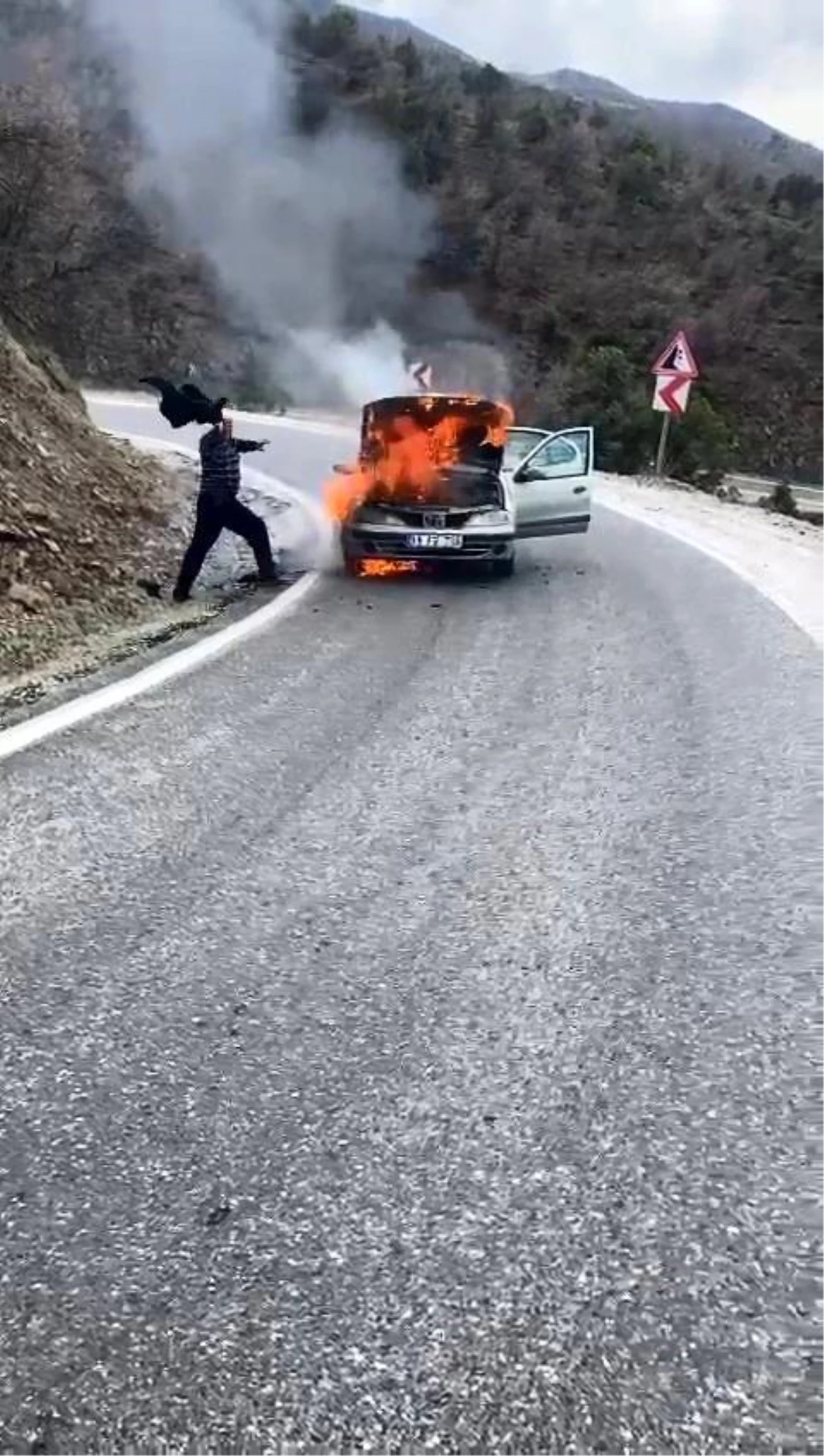 Alev alev yanan arabası ceketi ile söndürmeye çalıştı, imdadına öteki şoförler yetişti