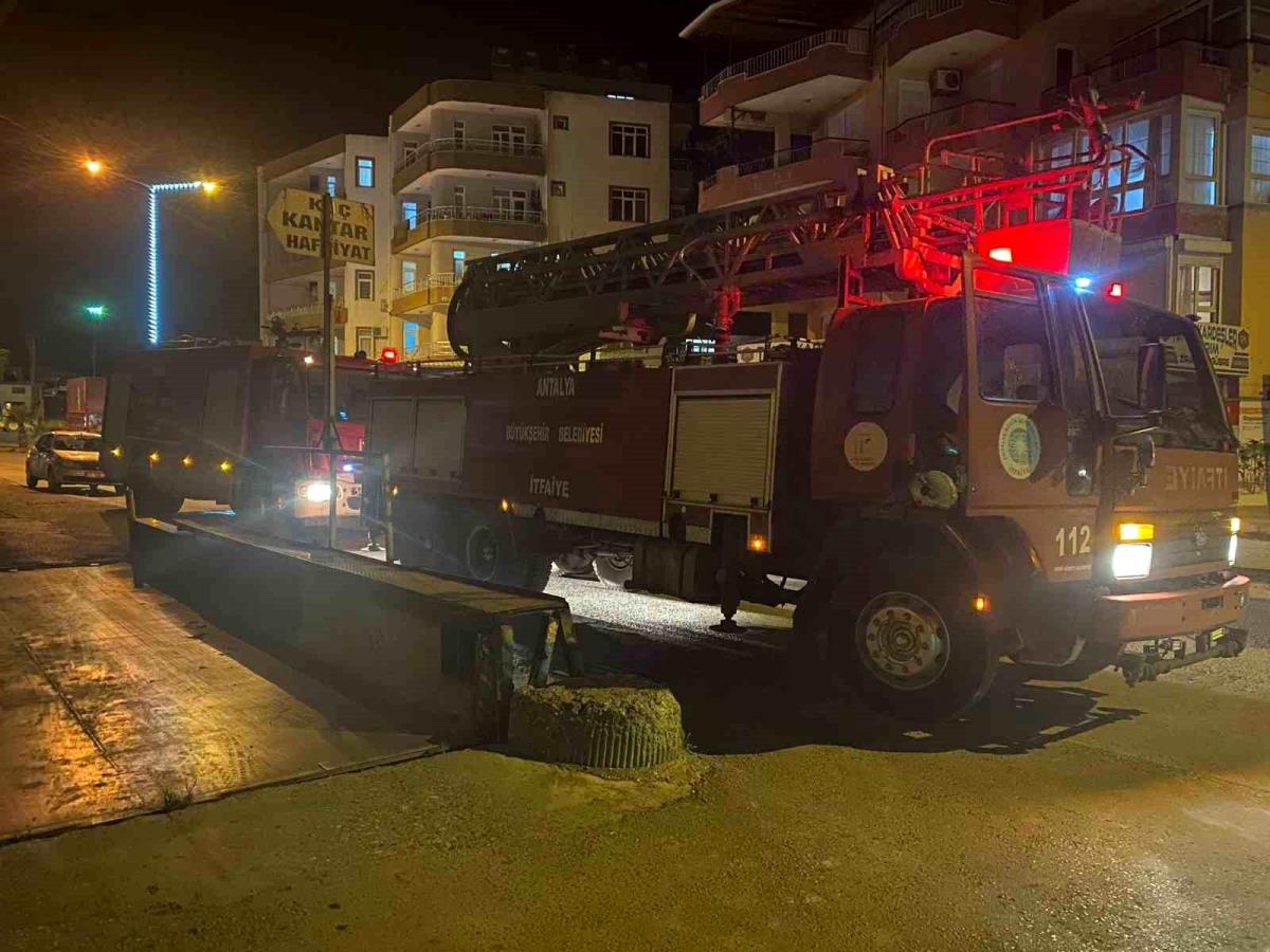 Antalya'da konut yangınında 1 kişi dumandan etkilendi