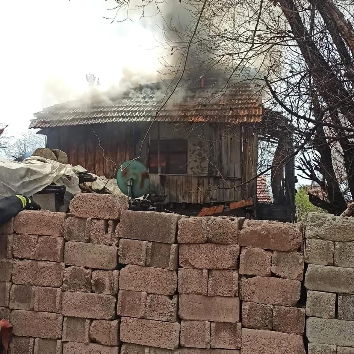 Antalya'da meskendeki yangında dumandan zehirlenen şahıs hayatını kaybetti