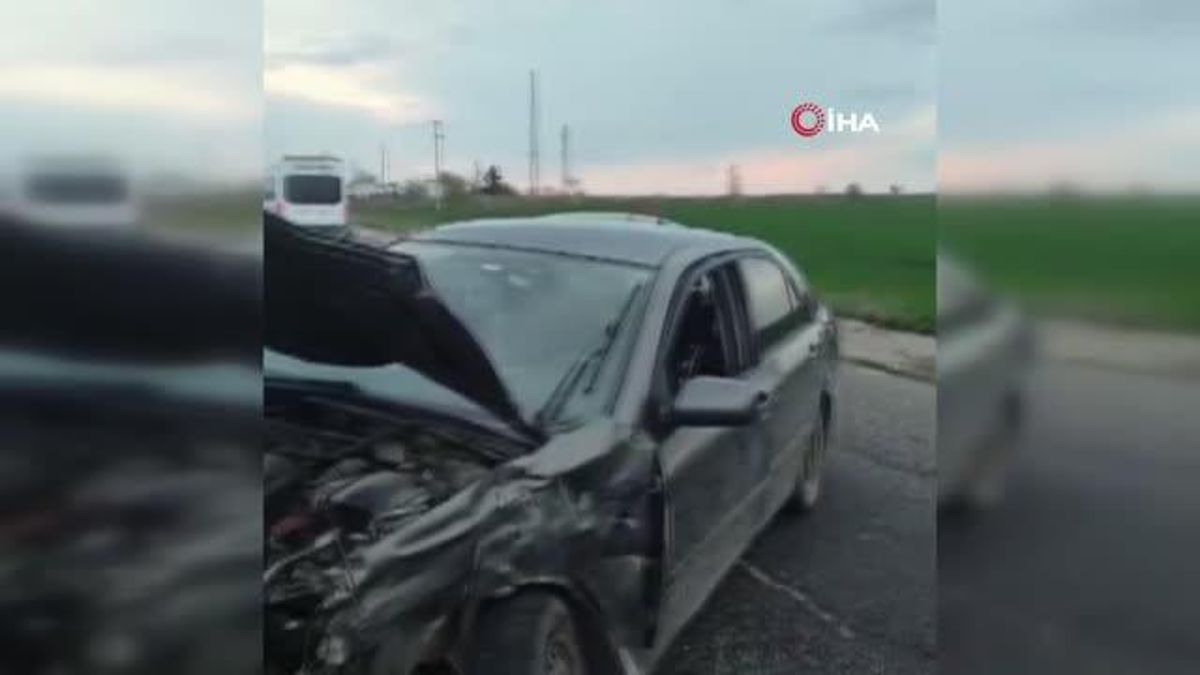Araba ile hafif ticari aracın çarpıştığı kazada 3 kişi yaralandı
