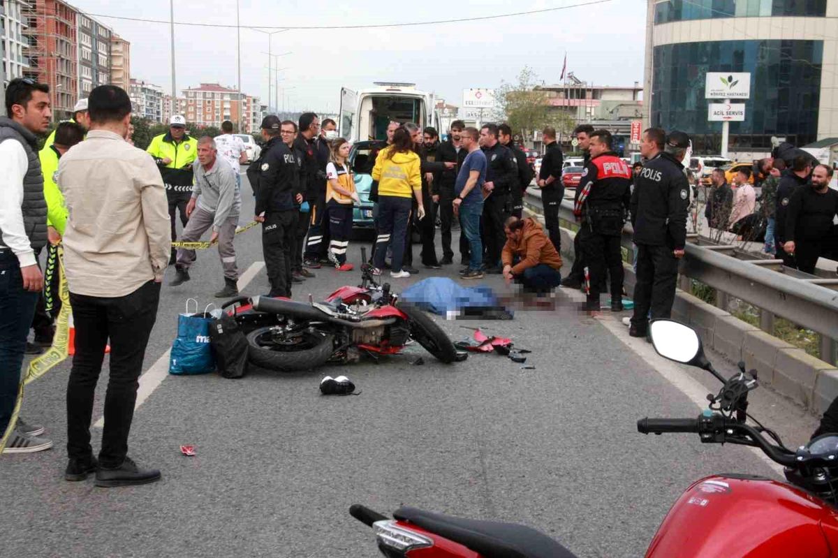 Balıkesir'de motosiklet arabaya çarptı: 1 meyyit, 1 yaralı