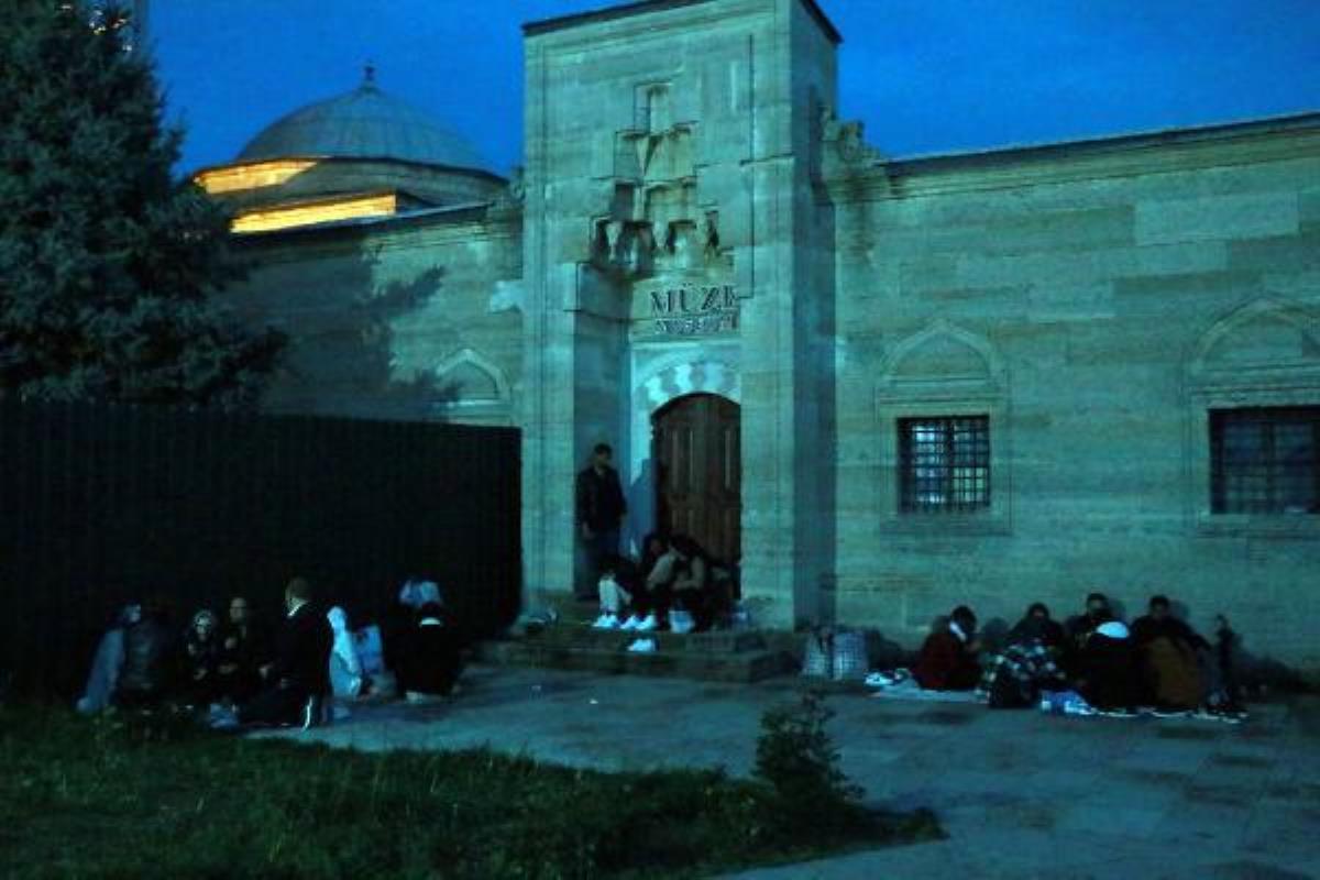 Batı Trakyalı soydaşlar oruçlarını Selimiye Mescidi bahçesinde açtı