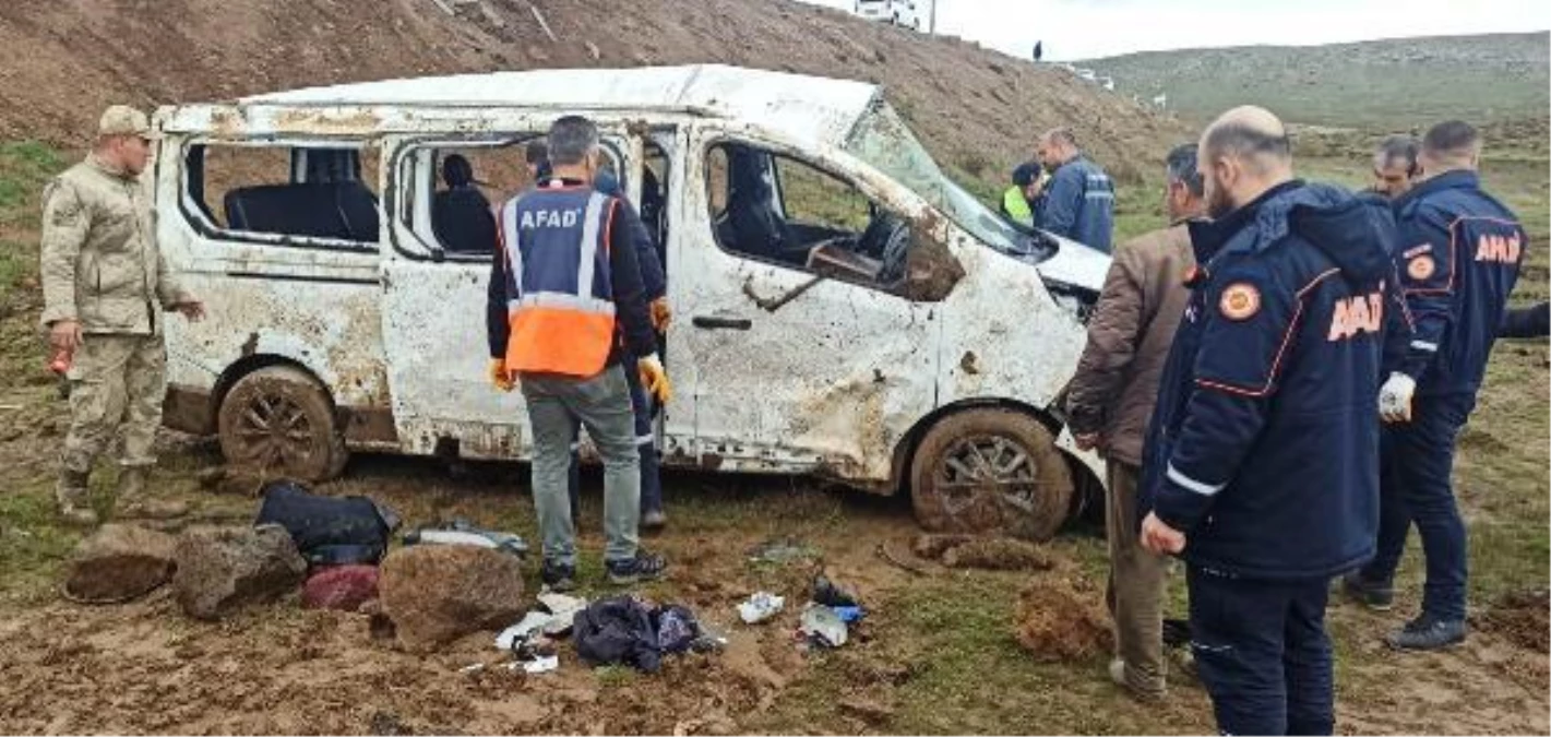 Bitlis'te minibüs şarampole yuvarlandı: 2'si çocuk 13 yaralı