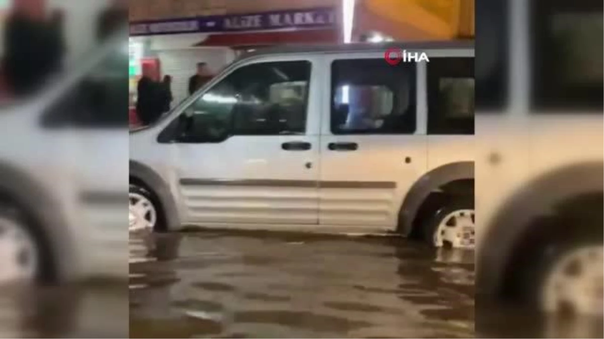 Bitlis'te sağanak yağış şoförlere sıkıntı anlar yaşattı