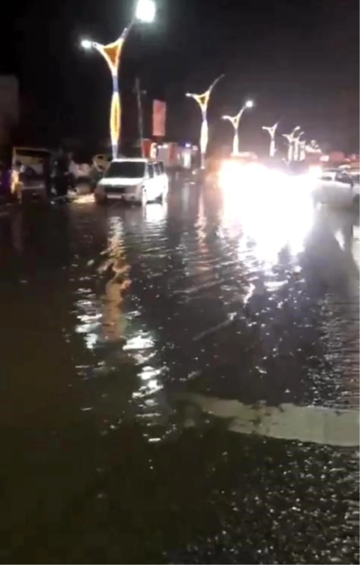 Bitlis'te sağanak yağış sonrası cadde ve sokaklar dereye döndü