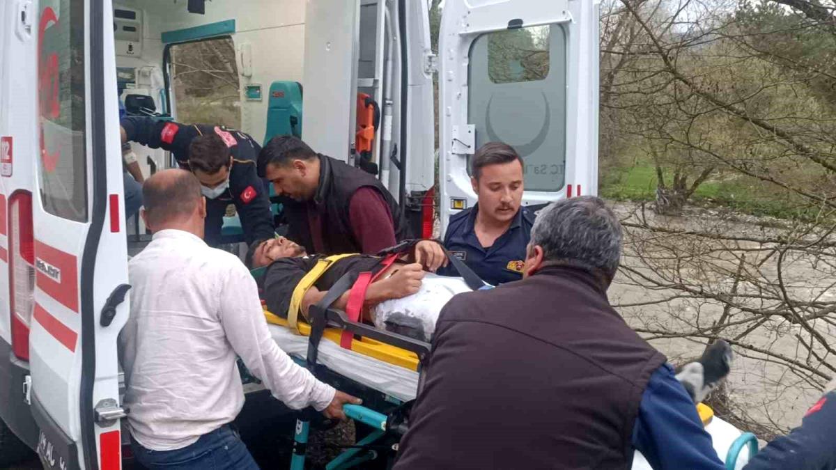 Bolu'da virajı alamayan tır devrildi: 1 yaralı