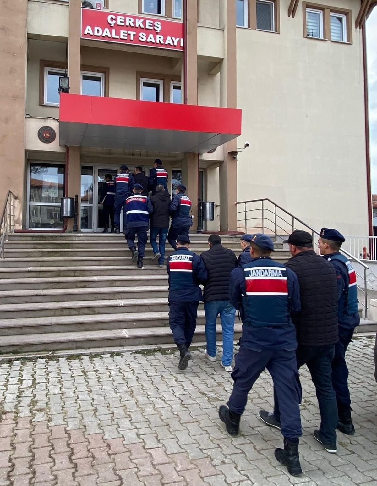 Çankırı'da iş yerinden bal ve tuz çaldıkları argümanıyla 4 zanlı tutuklandı